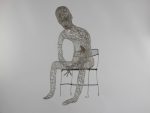 Dans l'attente, 2019 (63 x 27 x 40 cm). Cordes d'instruments, cintres, moustiquaires, stanioles, chariot de zip, montre.