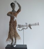 Flamboyant flamenco, 2016 (59 x 47 x 23 cm). Cordes de guitare, broche, ressorts, fil électrique, aluminium.