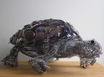 Tortue à écailles de lunettes, 2007 (29 x 65 x 41 cm). Lunettes, ressorts, broche, laine d'acier.