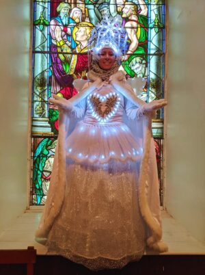 Personnage en échasses hiver - Cristalline