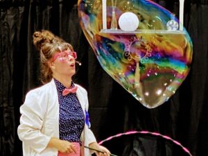 Spectacle de bulles de savon "Professeure Brin d'humour" Spectacle de bulles de savon "Professeure Brin d'humour"